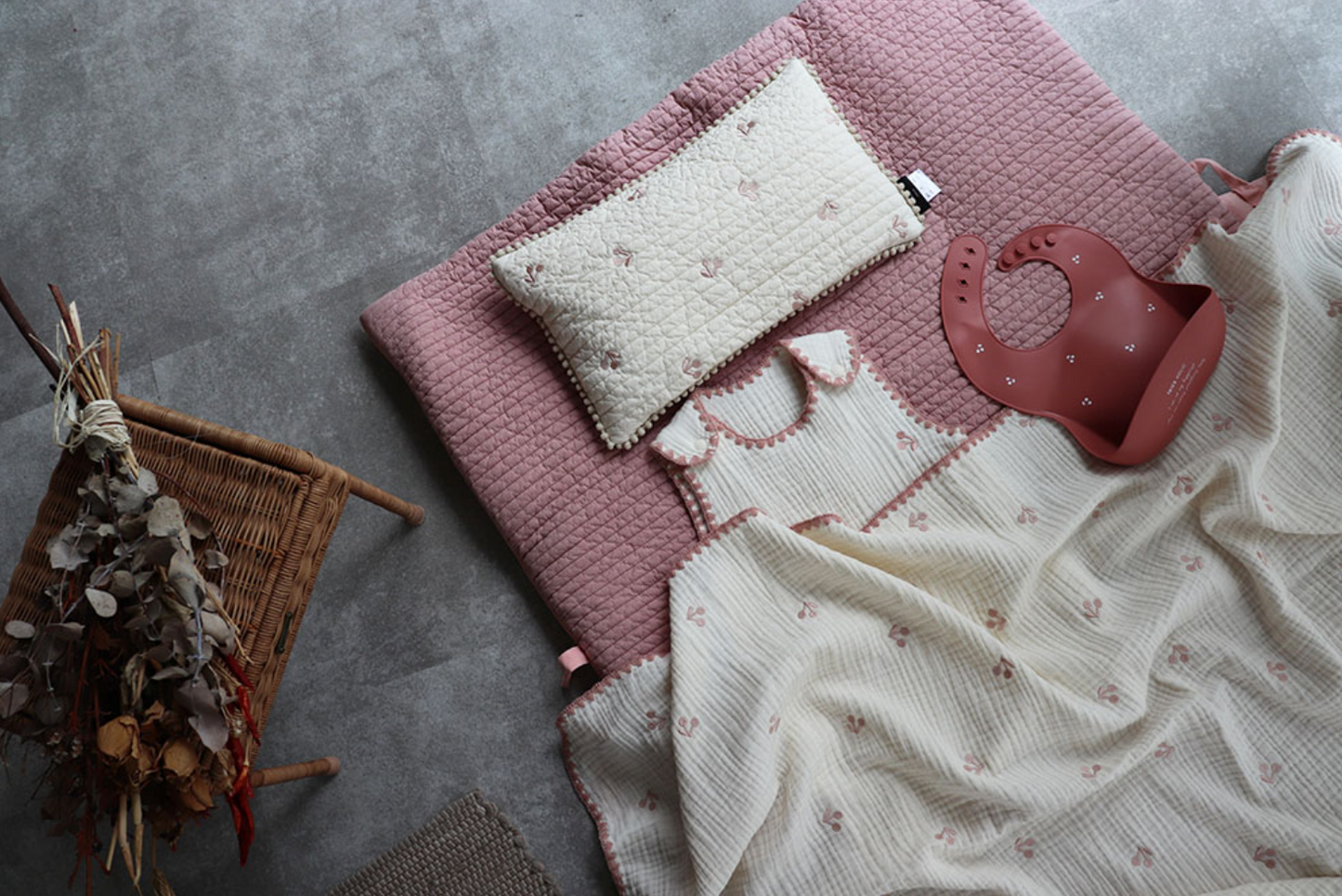 3-layer gauze cherry embroidery blanket